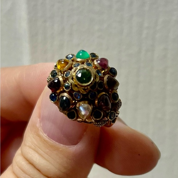 18K yellow gold multi gemstone Thai princess harem antique dome ring size 7. - Picture 6 of 16